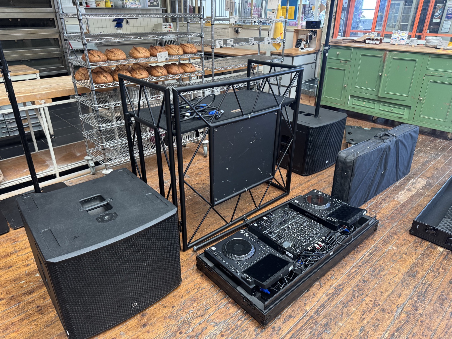 Professionele DJ-set met Pioneer spelers, mixer, DJ-booth en speakers tijdens de voorbereiding van een event